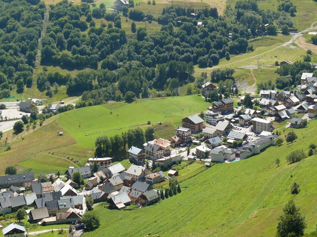 VILLAGE-ETE-SMALL.JPG